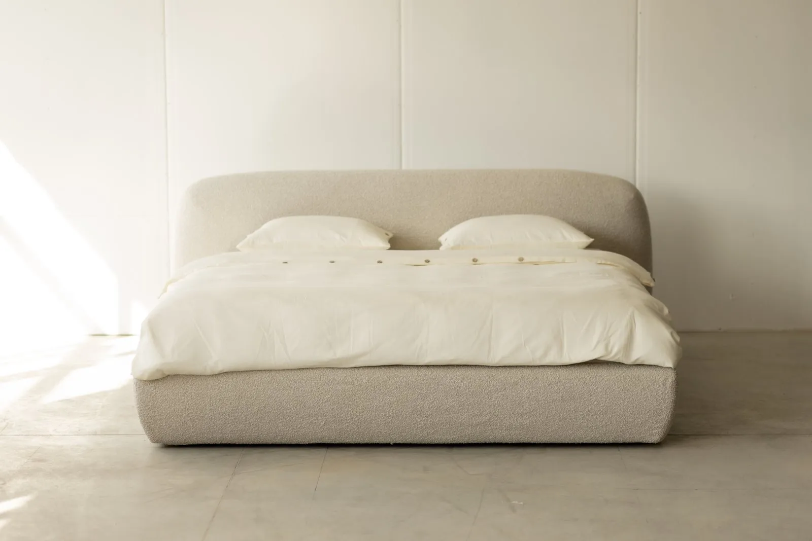 Belagio, Pillow-form upholstered bed