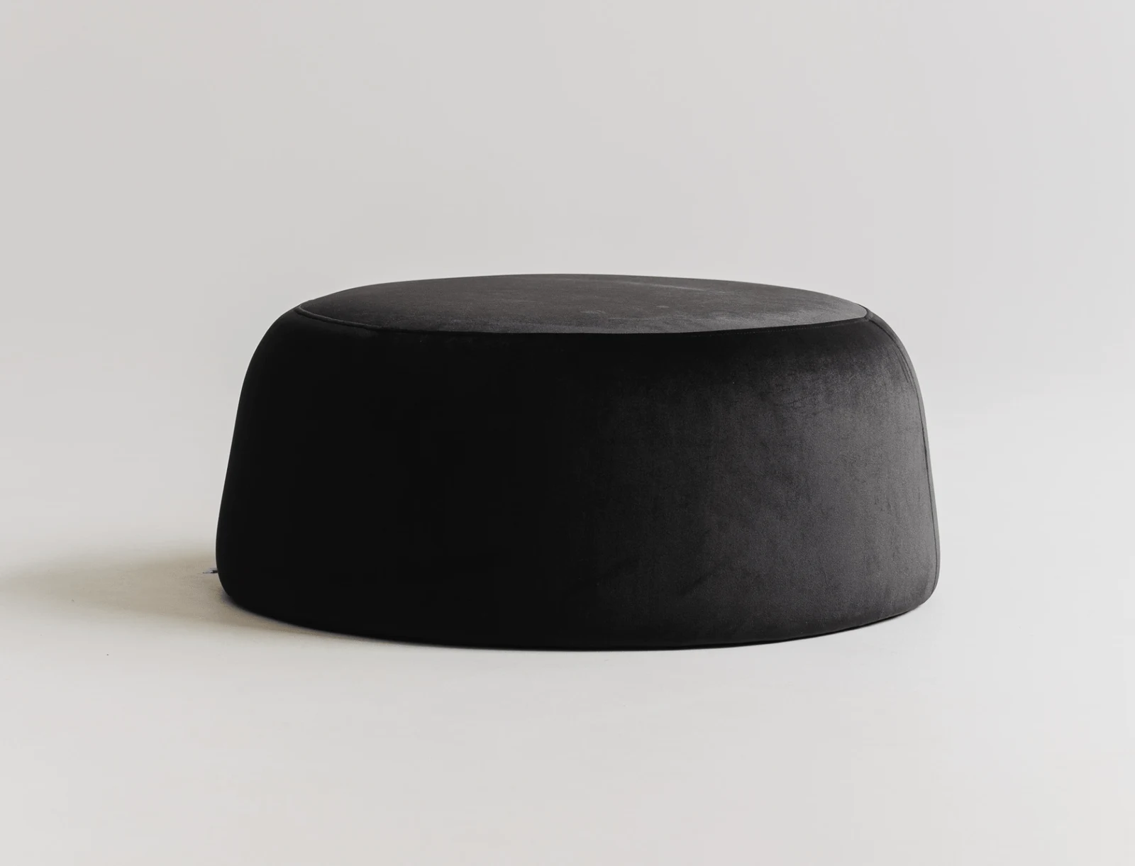 Macarons pouf in Quartz 800 black Belgian velvet