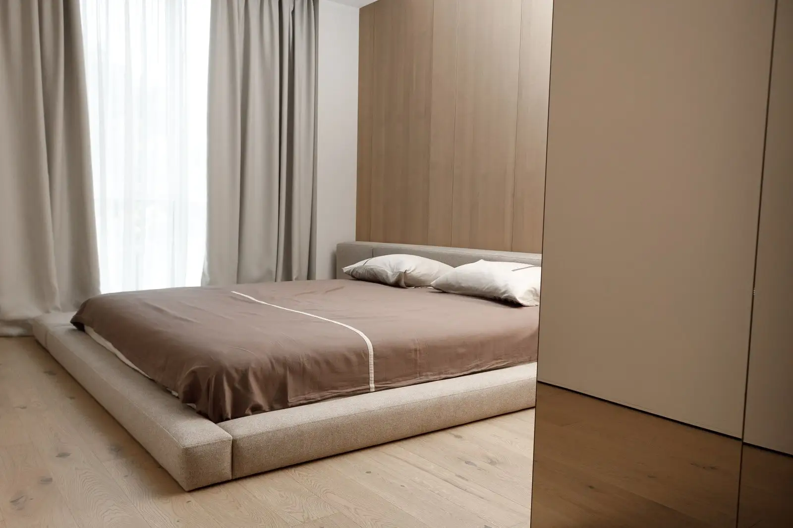 Sand Connect bed in a wood-paneled bedroom, full L-extension layout, brown sateen duvet